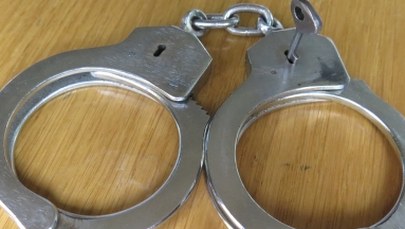 Zakuty w kajdanki podejrzany uciekł policjantom. Jest wyrok sądu