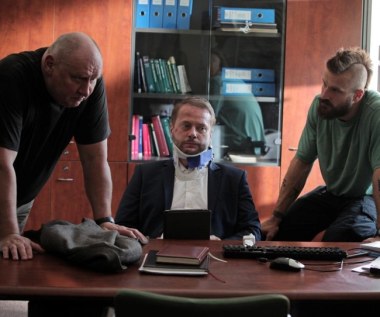 Zakuty w kajdanki, zakrwawiony, w kołnierzu ortopedycznym. Widok Artura Żmijewskiego w filmie "Pitbull. Niebezpieczne kobiety" był szokiem dla wszystkich miłośników "Ojca Mateusza". W filmie Patryka Vegi aktor na chwilę rozstał się z wizerunkiem księdza-detektywa i pokazał dawno nieoglądane oblicze. Wcielił się w rolę Szpilki - powiązanego z mafią agenta skarbówki, prywatnie brutala i "damskiego boksera".

"Ostatni raz zostałem tak ‘przeczołgany’ przez film, gdy byłem znacznie młodszym człowiekiem. I pewnie nikt już tego nie pamięta" - komentował aktor.