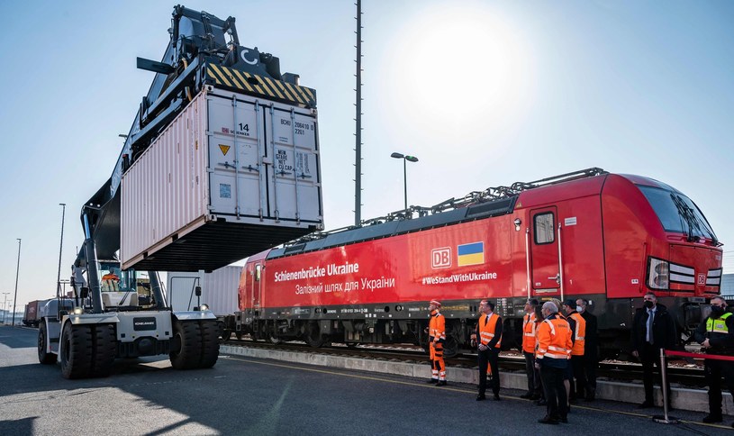 Załadunek kontenera do pociągu DB w ramach projektu "Most kolejowy Ukraina" w Berlinie /AFP