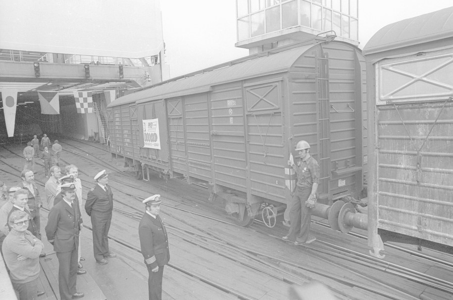 Załadunek promu "Jan Heweliusz" wagonami kolejowymi. /Jerzy Undro /PAP