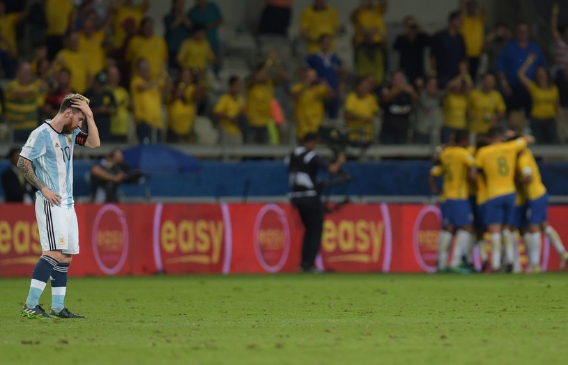 Załamany Messi w meczu z Brazylią /AFP
