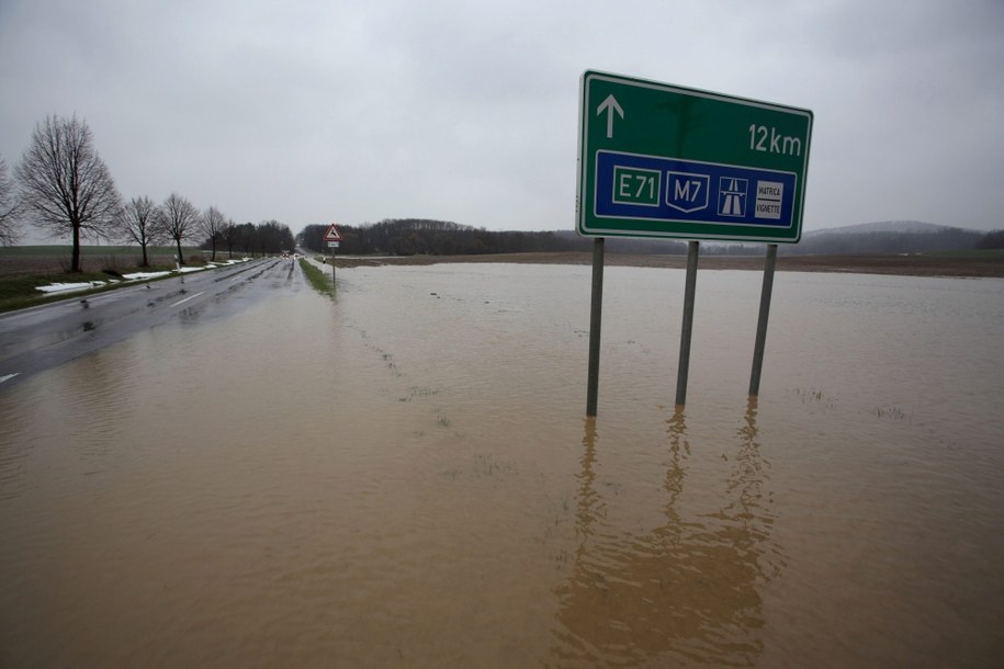 Zalana autostrada nr 74 na Węgrzech /Gyorgy Varga /PAP/EPA