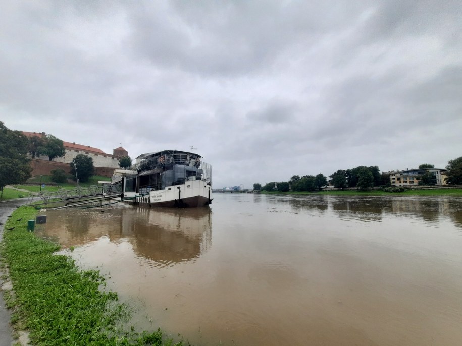 Zalana część Bulwarów Wiślanych w Krakowie /Marek Wiosło /RMF FM
