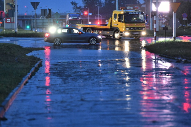 Zalana droga krajowa nr 35 w miejscowości Bielany Wrocławskie /Maciej Kulczyński /PAP