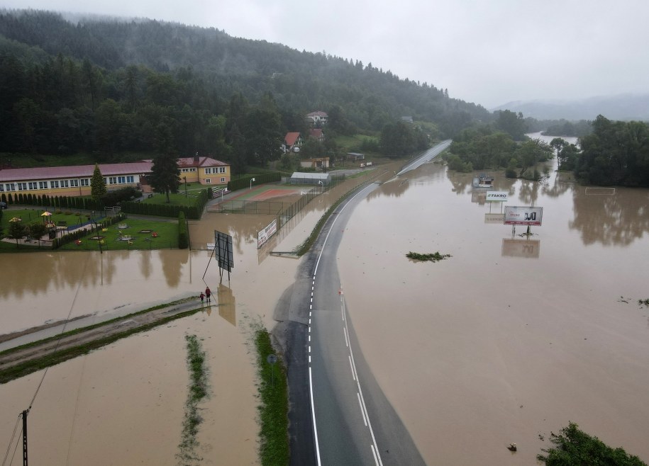Zalana i nieprzejezdna w wyniku nocnej ulewy droga krajowa nr 75 w Witowicach Dolnych / 	Grzegorz Momot    /PAP