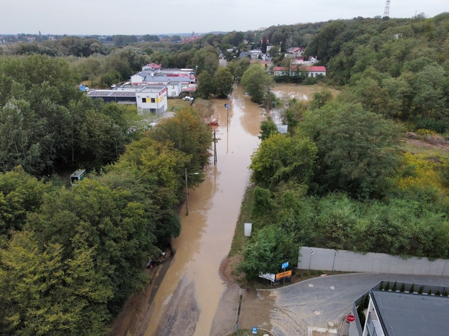 Zalana jezdnia w okolicach Ronda Santockiego w Gorzowie Wielkopolskim. /	PAP/Lech Muszyński /PAP