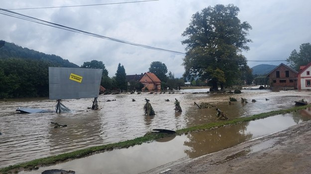 Zalana miejscowość Żelazno w powiecie kłodzkim /Beniamin Piłat /RMF FM