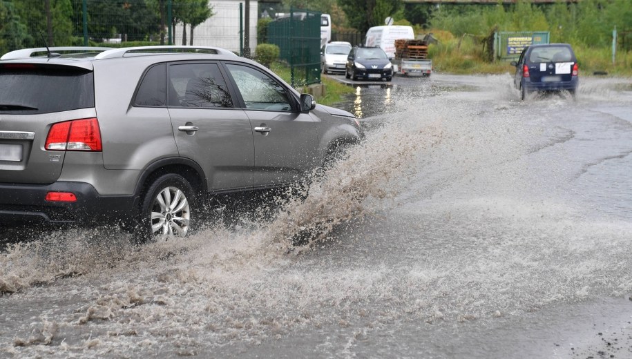 Ulewy na południu kraju. Przekroczone stany alarmowe, zamknięty most na zakopiance