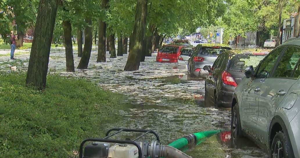 Zalana ulica w Gnieźnie. To tylko przykład skali problemów w mieście /Polsat News