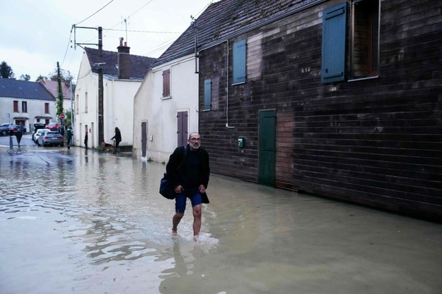 Zalana ulica w Pommeuse w departamencie Seine-et-Marne na wschód od Paryża /DIMITAR DILKOFF /AFP/EAST NEWS