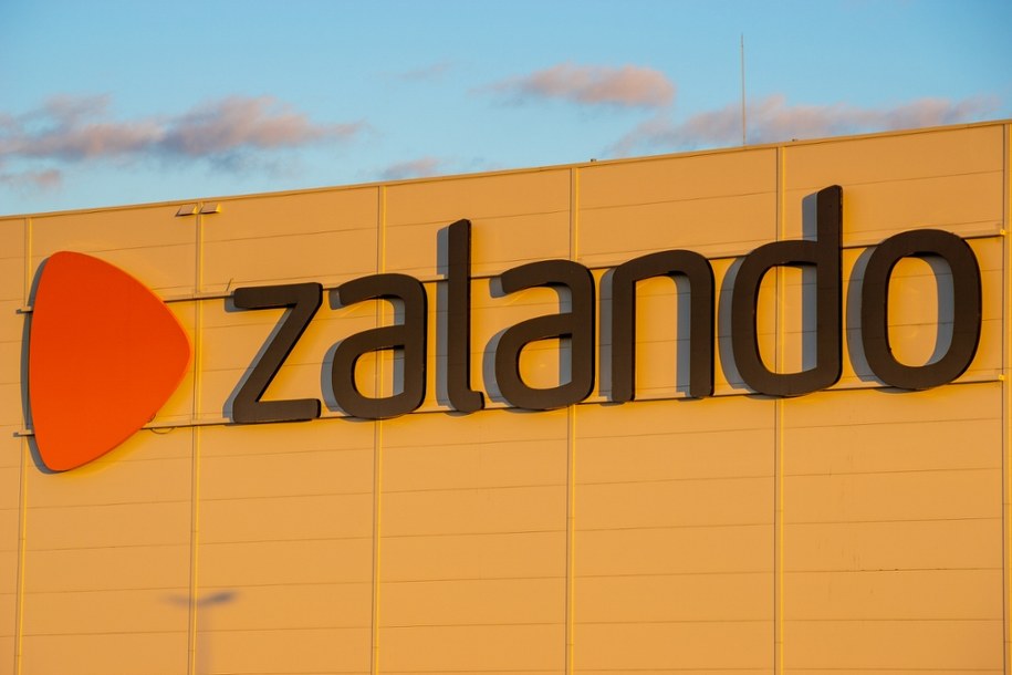 Zalando zamyka centrum logistyczne w Erfurcie w Niemczech. Pracę straci 2700 osób /Shutterstock