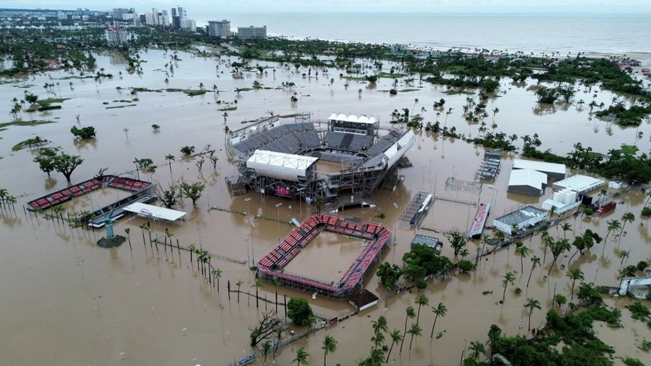 Zalane Acapulco w wyniku ulewnych opadów deszczu generowanych przez huragan John /FRANCISCO ROBLES / AFP /East News