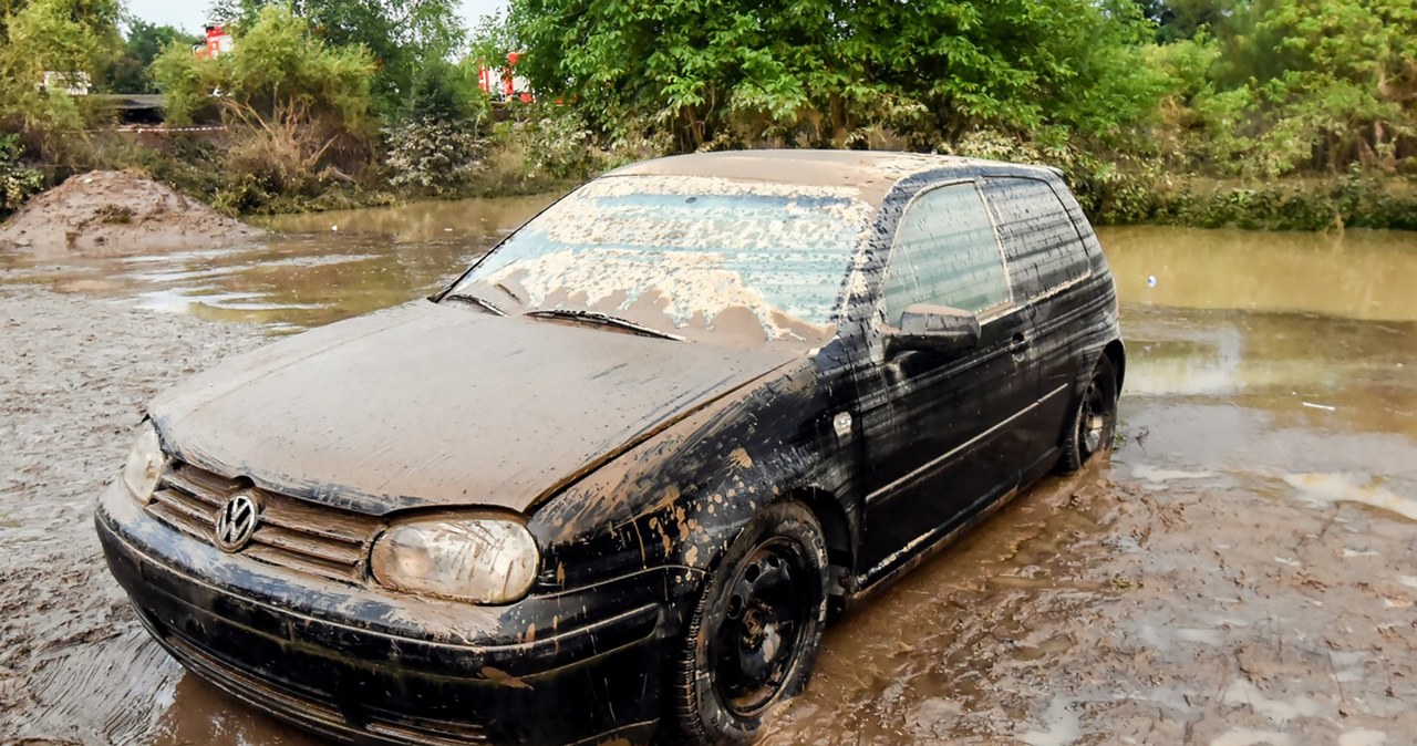 Zalane auto i odszkodowanie. Bez tego zapomnij o pieniądzach / MAREK LASYK/REPORTER  /East News