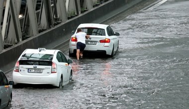 Zalane auto po ulewie na S8. Czy dostanę odszkodowanie?