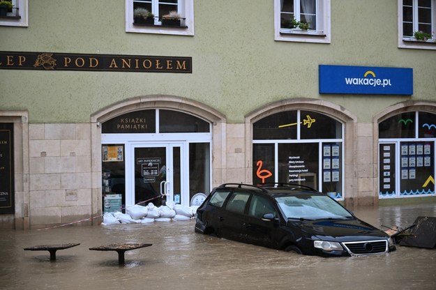 Zalane auto w Kłodzku /Maciej Kulczyński /PAP