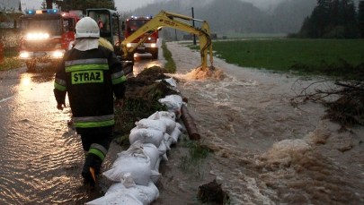 Zalane budynki, nieprzejezdne drogi. Niebezpieczny poziom rzek na południu Polski [WASZE ZDJĘCIA]