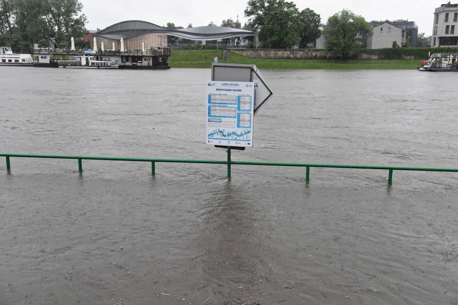 Zalane bulwary nad Wisłą w Krakowie /	Jacek Bednarczyk   /PAP