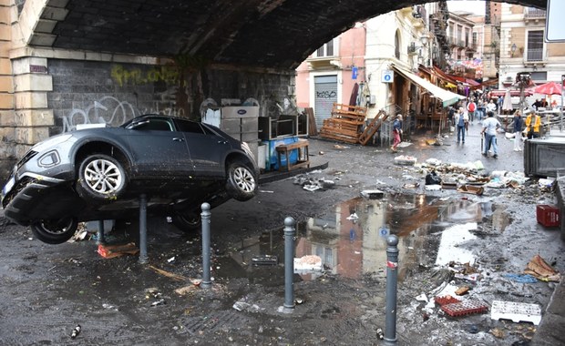 Zalane domy i ulice, ludzie koczujący na dachach. Koszmarne ulewy we Włoszech