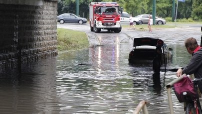 Zalane mieszkania i szkoły, nieprzejezdne ulice. Ulewy przechodzą nad Polską