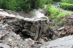 Zalane piwnice i zniszczona droga po nawałnicy w Lipowej