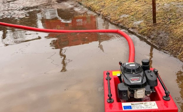 Zalane posesje i nieprzejezdne drogi. Roztopy dają się we znaki