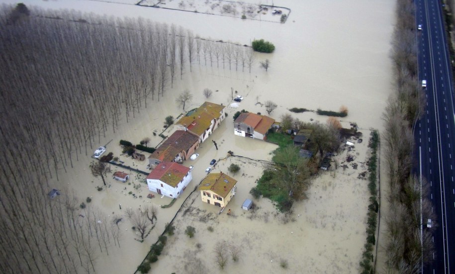 Zalane są drogi i budynki /POLICE PRESS OFFICE / HANDOUT /PAP/EPA