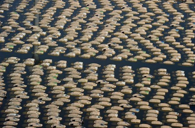 Zalane samochody w jednej z fabryk w Tajlandii /AFP