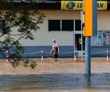 Zalane sklepy, zepsuty towar, a faktury trzeba zapłacić. Handel po powodzi