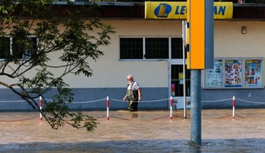 Zalane sklepy, zepsuty towar, a faktury trzeba zapłacić. Handel po powodzi