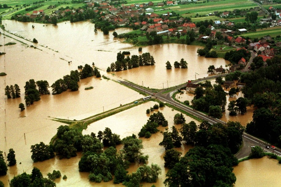 Zalane skrzyżowanie dróg Opole-Racibórz i Krapkowice-Prudnik /Krzysztof Świderski /PAP