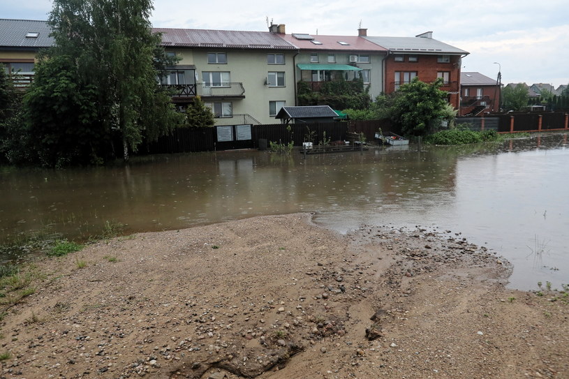 Zalane ulice i posesje po intensywnych opadach deszczu w Suwałkach /PAP/Artur Reszko /PAP