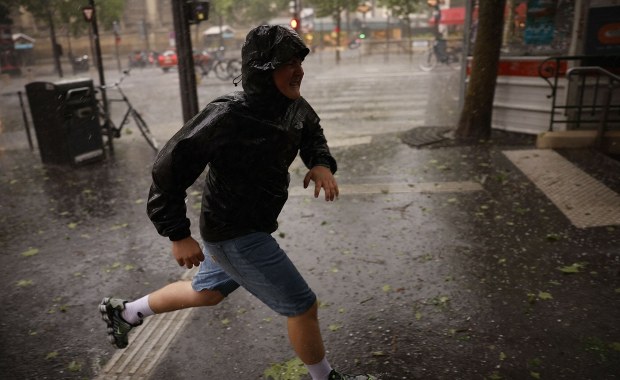 Zalane ulice i stacje metra. Przez Paryż przeszła burza z gradem 