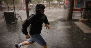 Zalane ulice i stacje metra. Przez Paryż przeszła burza z gradem 