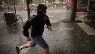 Zalane ulice i stacje metra. Przez Paryż przeszła burza z gradem 