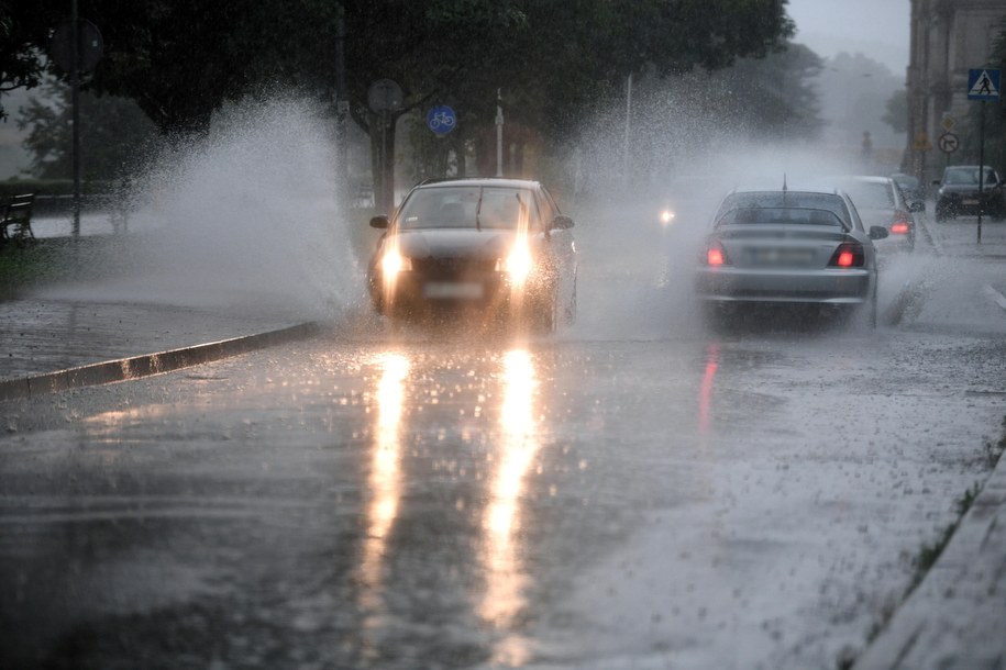 Zalane ulice po intensywnych opadach deszczu w Przemyślu /Darek Delmanowicz /PAP