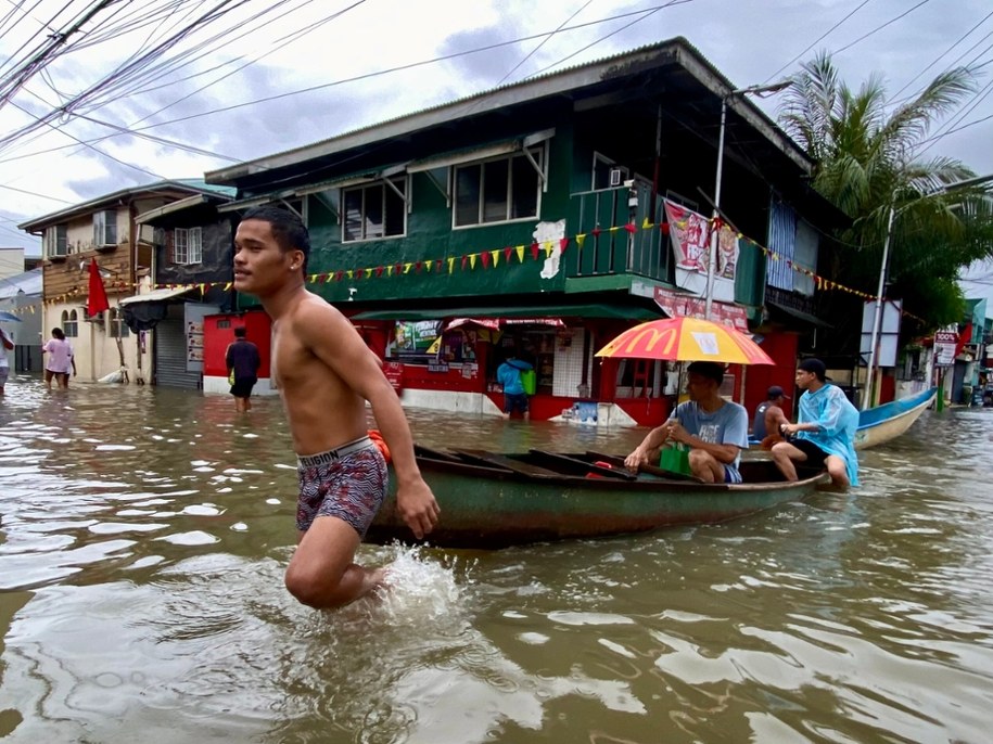 Zalane ulice przedmieść Manili /FRANCIS R. MALASIG /PAP/EPA