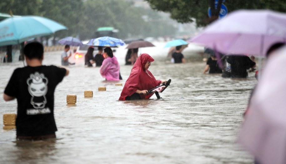 Zalane ulice w Zhengzhou /PAP/EPA