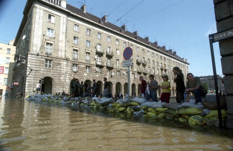 Zalane ulice we Wrocławiu /Adam Hawałej /PAP