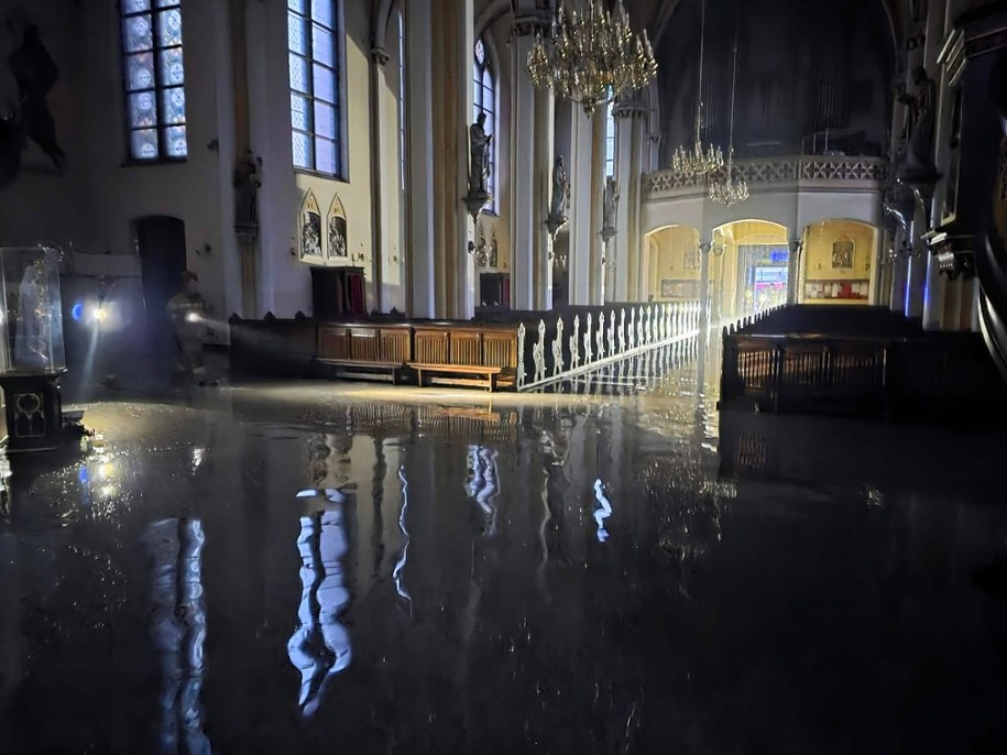 Zalane wnętrze kościoła na zdjęciu z soboty /Parafia NSPJ Mysłowice  /