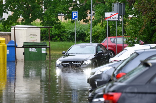 Zalania na osiedlu Łokietka, po gwałtownej burzy, która wczoraj przeszła nad Poznaniem / 	Jakub Kaczmarczyk    /PAP