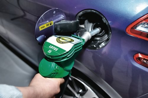 Zalanie baku paliwem o mniejszej liczbie oktanów na pewno nie zaszkodzi silnikowi benzynowemu. /Motor