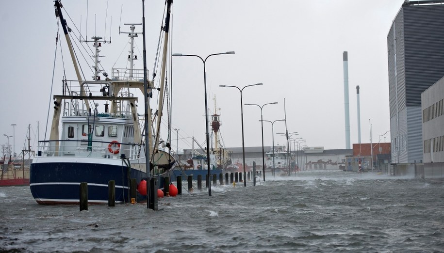 Zalany port w Esbjerg w Danii /CLAUS FISKER /PAP/EPA