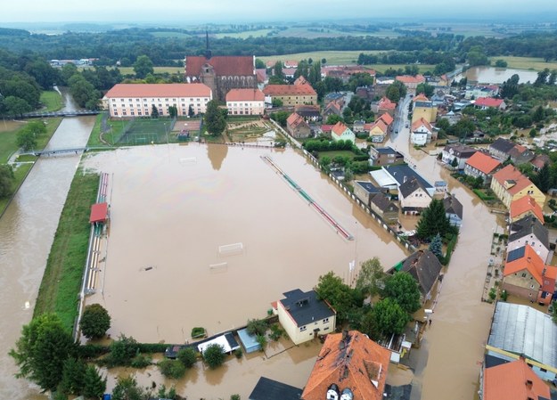 Zalany stadion w Kamieńcu Ząbkowickim na Dolnym Śląsku /Wojciech Olkuśnik /East News