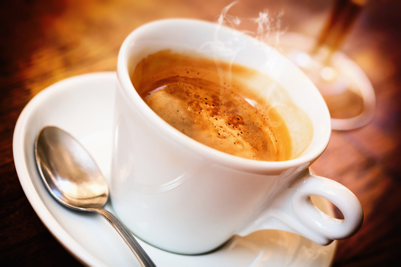 Zaleca się, by kawy nie słodzić i nie pić jej więcej niż 3 filiżanki dziennie /123RF/PICSEL