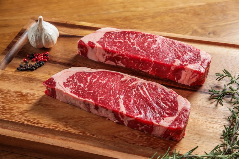 Zaleca się ograniczenie spożywania czerwonego mięsa na diecie śródziemnomorskiej /123RF/PICSEL