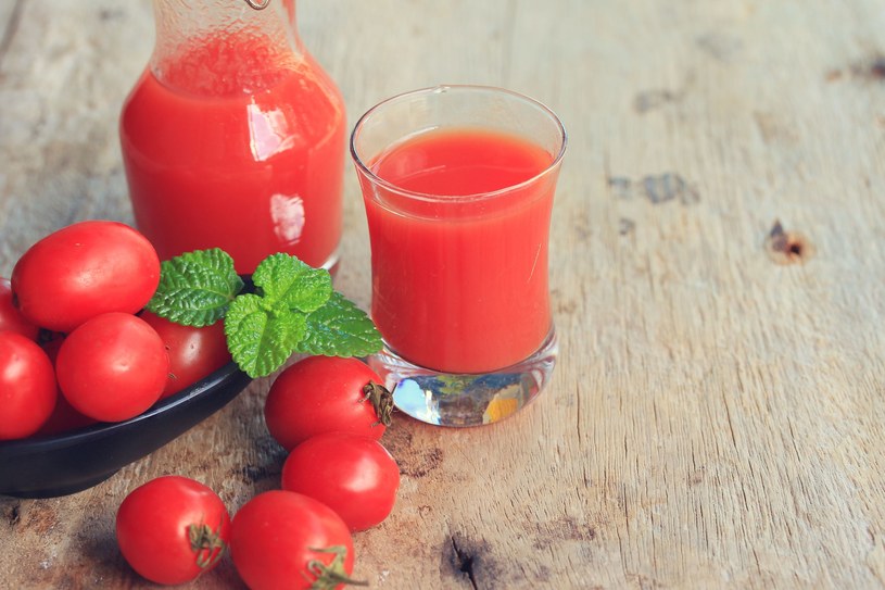 Zaleca się spożywanie jednej szklanki soku pomidorowego dziennie /123RF/PICSEL