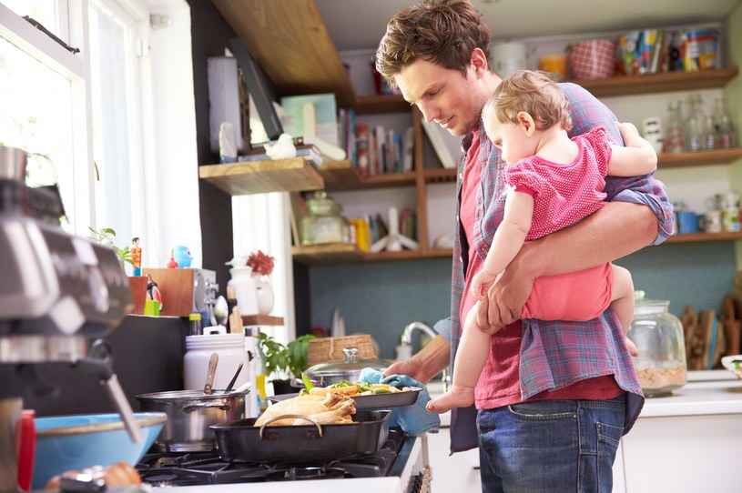 Zaledwie 1 proc. ojców korzysta z urlopu rodzicielskiego, a tylko ponad połowa z ojcowskiego /123RF/PICSEL