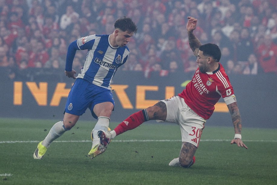 Zaledwie 17-letni Oscar Pietuszewski w ligowym hicie ośmieszył obrońców Benfiki Lizbona /PAP/EPA/MIGUEL A. LOPES/Twitter /PAP/EPA