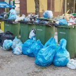 Zalegające worki, gnijące odpady i brak odbioru. Gdynia tonie w śmieciach