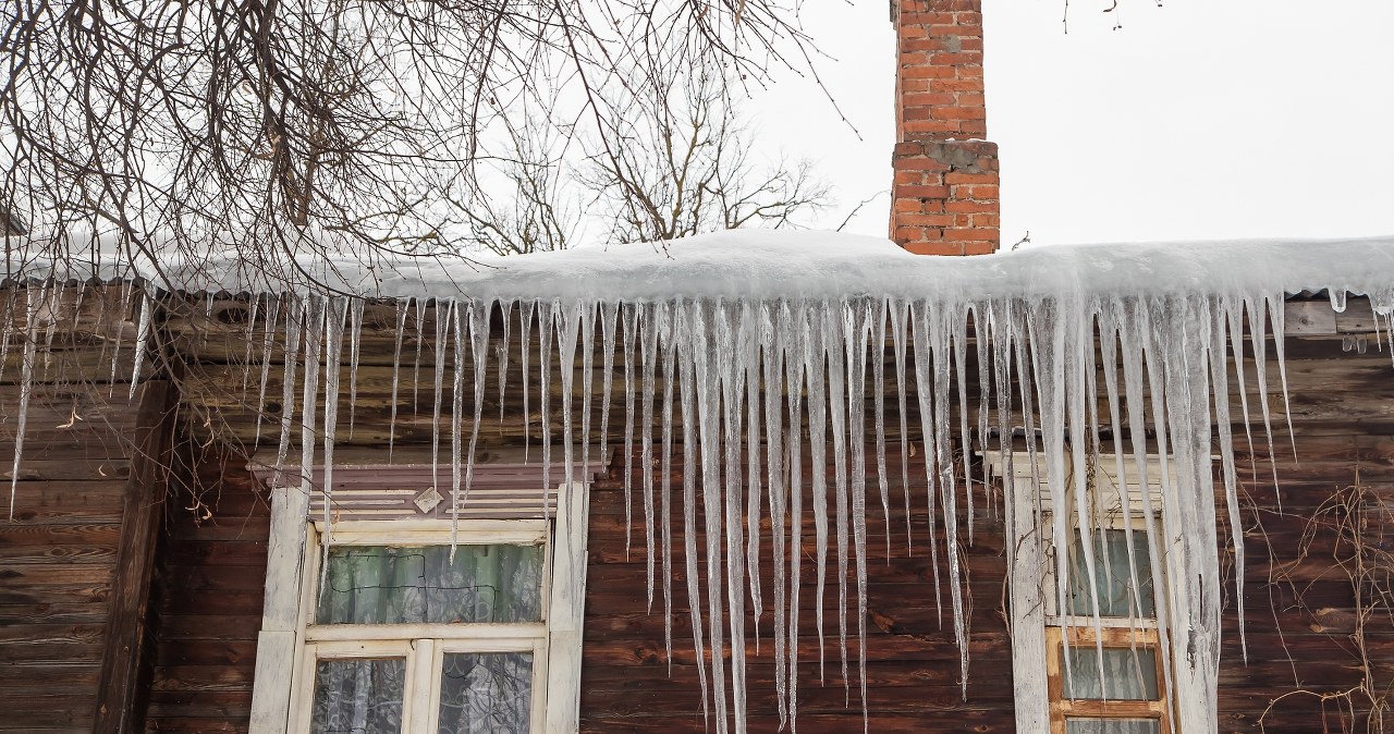 Zalegający na dachu śnieg i zwisające z niego sople lodu są ogromnie niebezpieczne. Jeśli ich nie usuniemy, możemy otrzymać karę. /Pixel